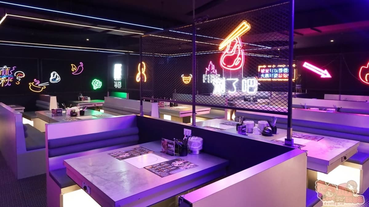 店內以金屬及螢光風格設計，每一處都是超好拍照的打卡點。（圖片來源：熱血玩台南。跳躍新世界）