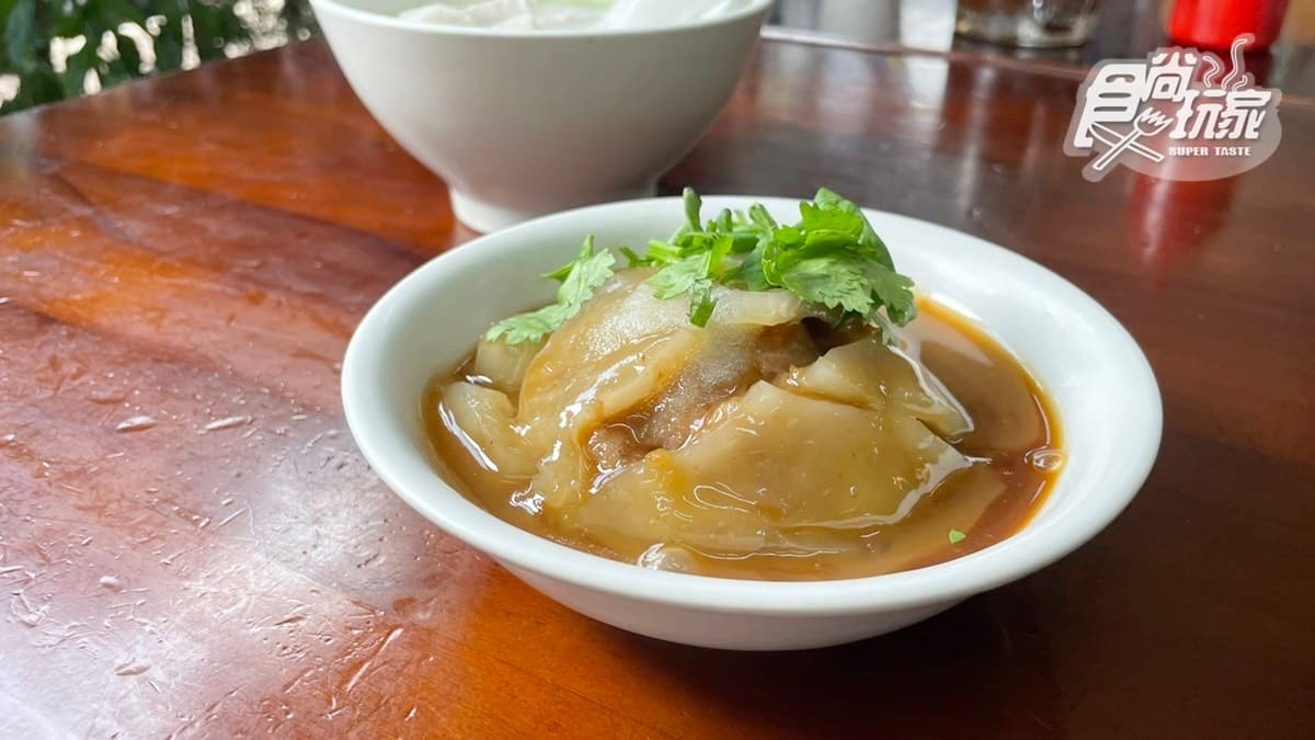 自家製的手工肉圓先經過蒸熟，再使用低溫油泡的方式油炸。