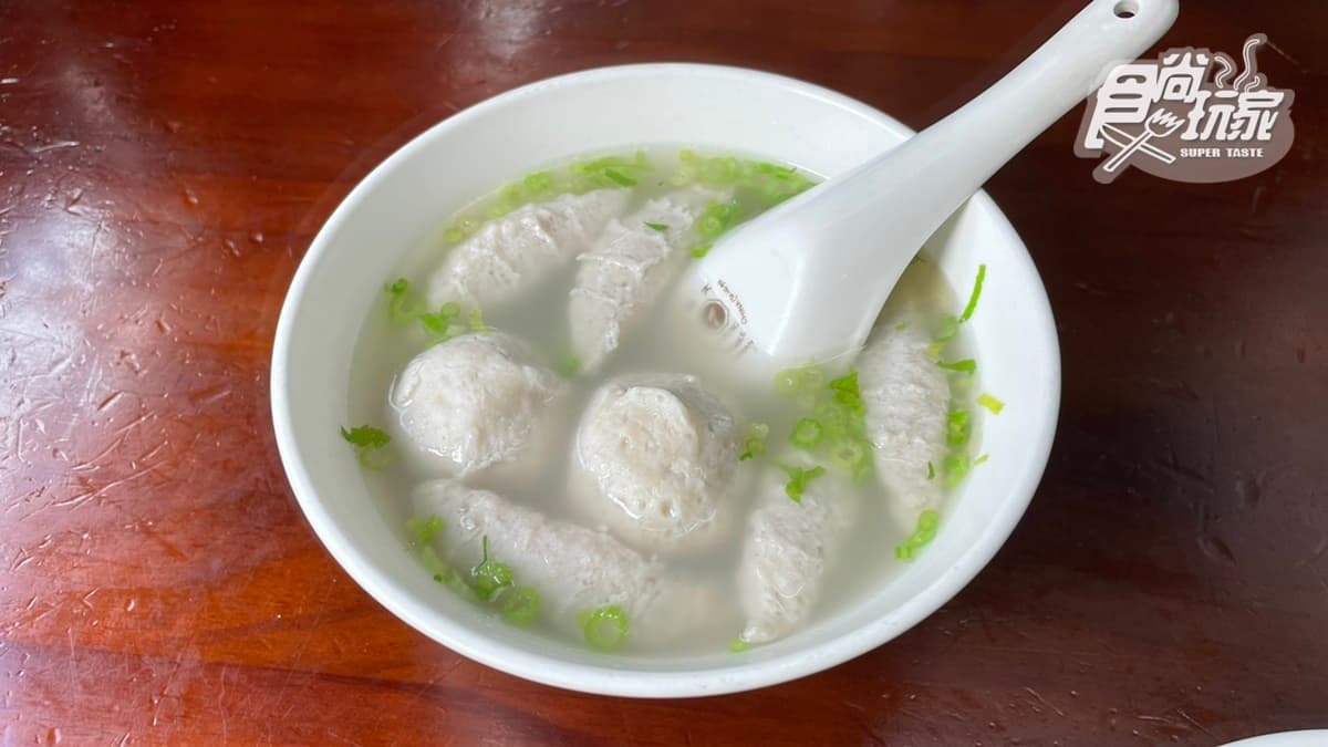 「虱目魚丸湯」裡頭有虱目魚丸和虱目魚羹，都是店家手工自製，吃起來很鮮彈爽口。
