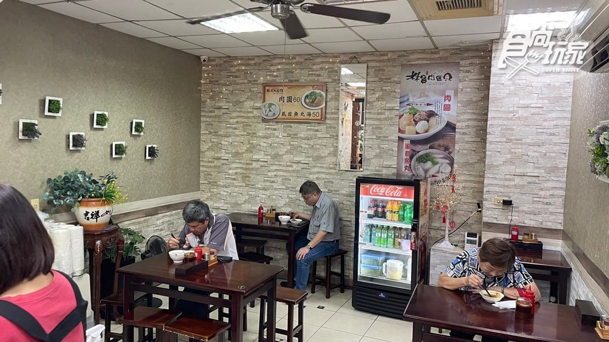 店內用餐環境簡單乾淨，而且還有冷氣吹。