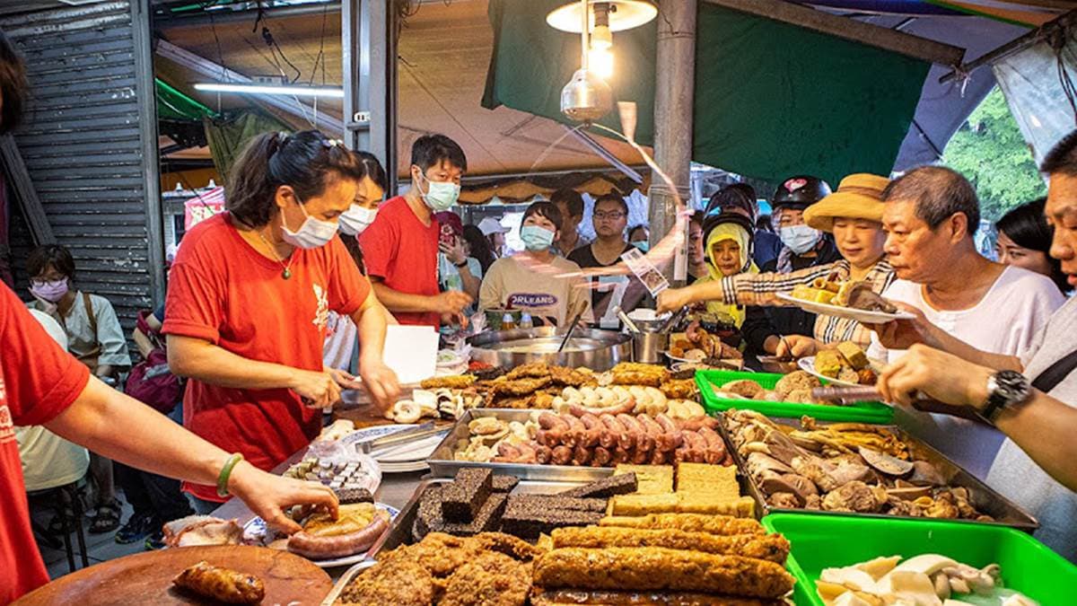 「黑人魯熟肉」超有人氣，店門口經常擠滿排隊人潮。（圖片來源：妮喃小語）