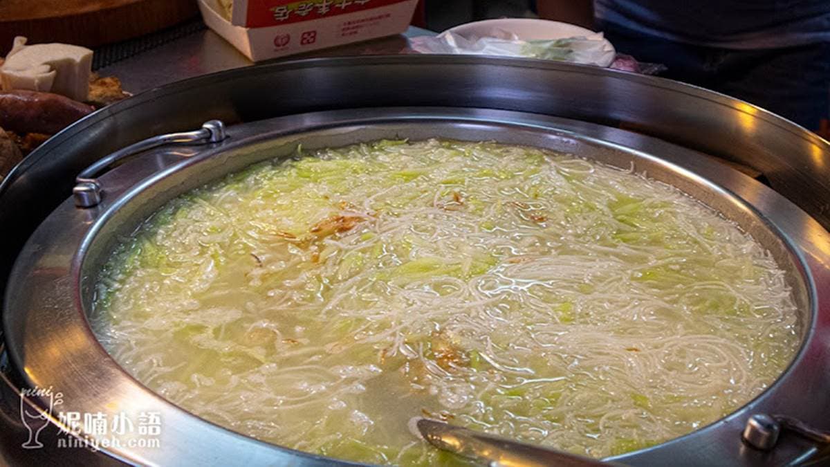 除了熟肉黑白切之外，這裡還有賣米粉湯。（圖片來源：妮喃小語）