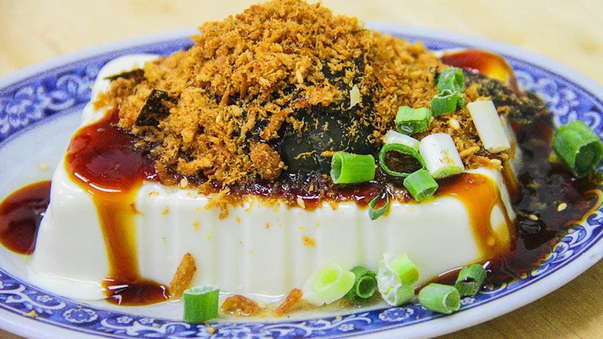 店家的皮蛋豆腐上面竟然還加了魚鬆，非常特別。（圖片來源：13‘s幸福食光-旅遊美食部落格）