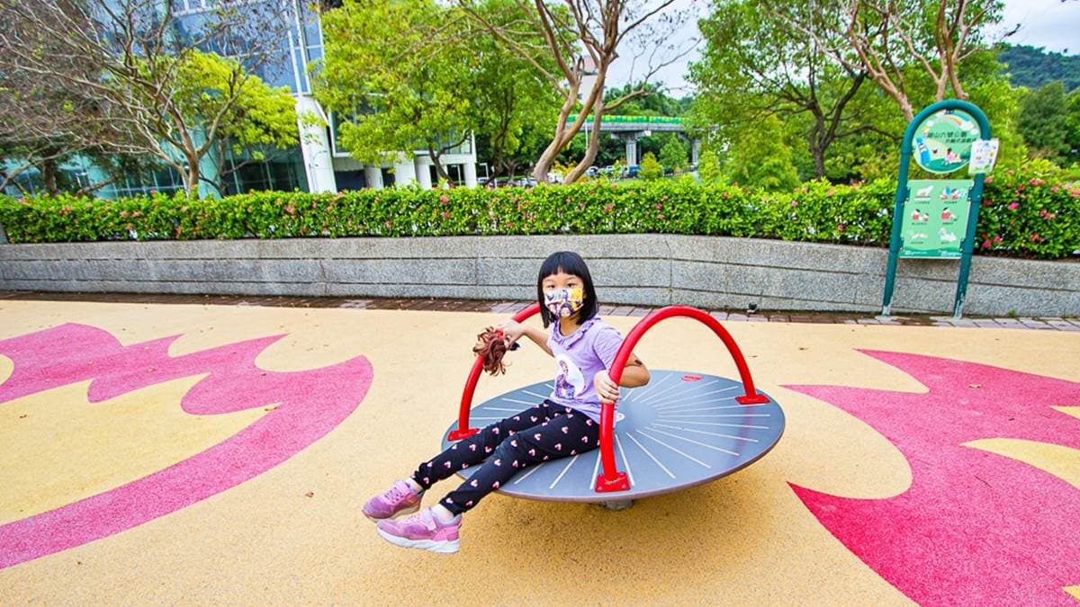 旋轉盤可以讓小朋友享受旋轉的樂趣。（圖片來源：史努比遊樂園）
