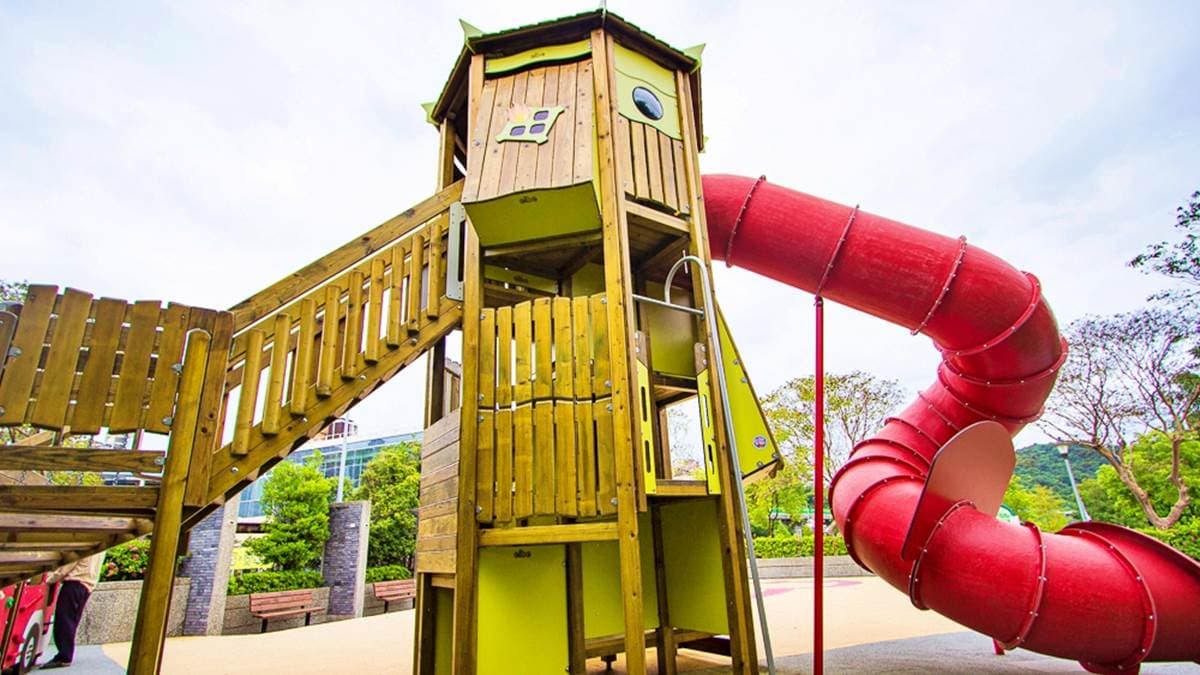 側面設有滑桿，小朋友可以從滑桿溜下來。（圖片來源：史努比遊樂園）