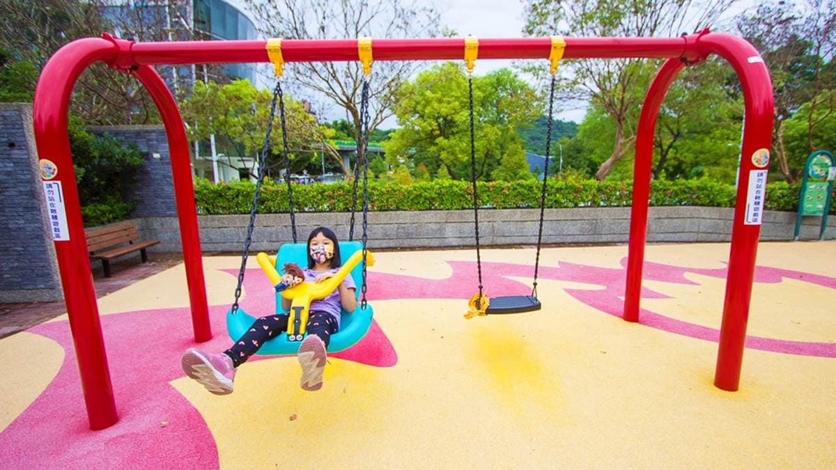 鞦韆有單人鞦韆和座椅式鞦韆。（圖片來源：史努比遊樂園）