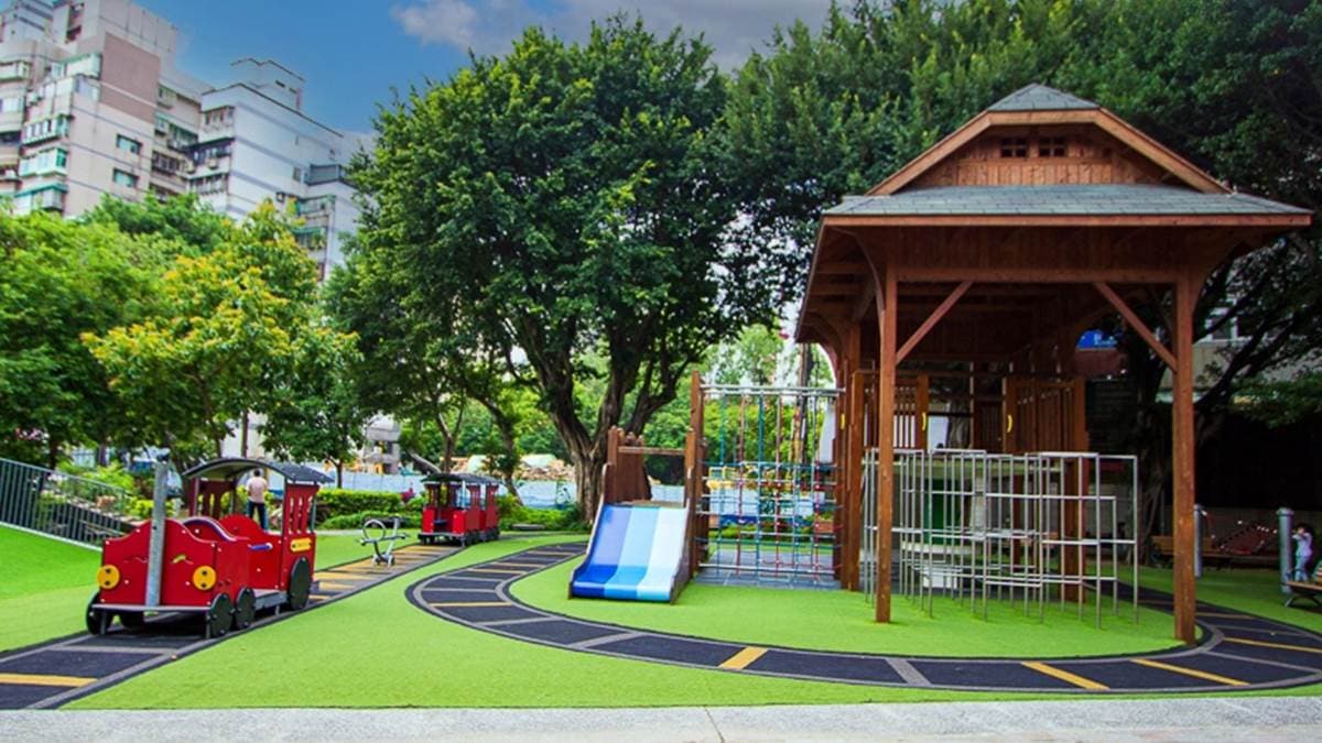 「長安公園特色遊戲場」以北投車站為設計意象，是車站造型的遊戲場。（圖片來源：史努比遊樂園）