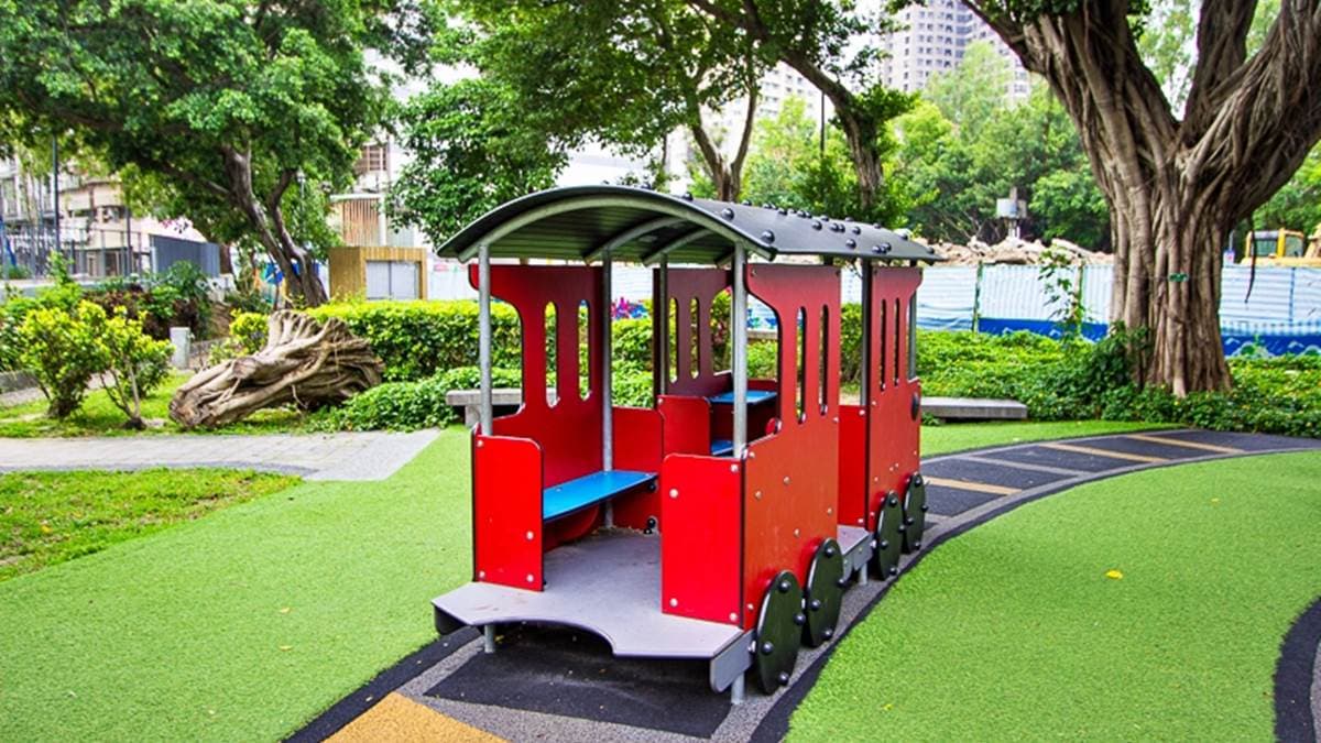 紅色小火車好搶眼，可以坐上去休息拍照。（圖片來源：史努比遊樂園）