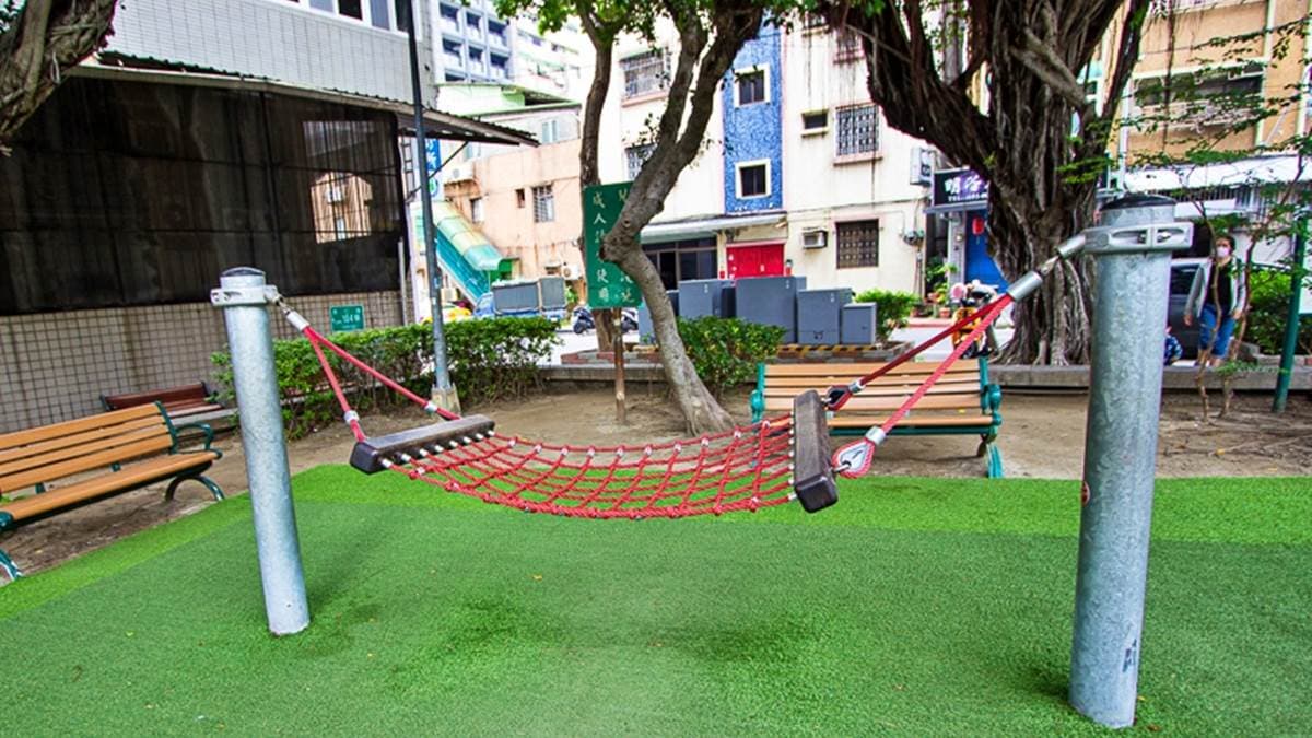 小朋友還可以躺在「網繩搖床」上面晃來晃去。（圖片來源：史努比遊樂園）