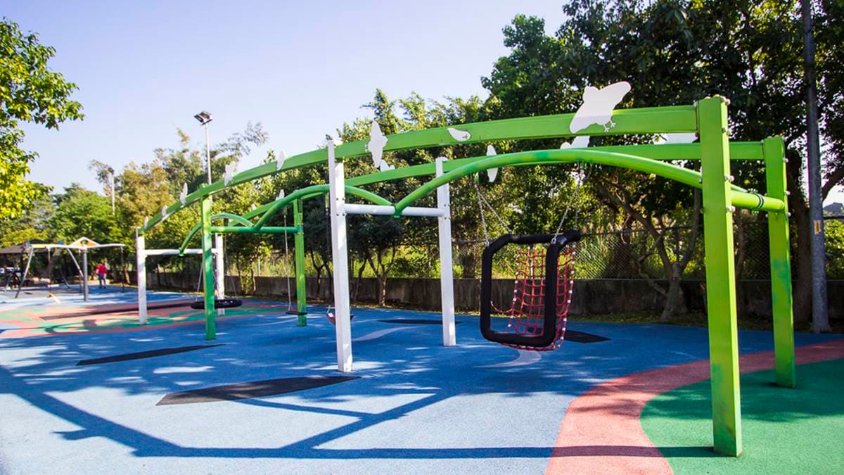 「林口樂活公園」比較特別的是有座椅式鞦韆，大大的座椅坐起來好舒服。（圖片來源：史努比遊樂園）