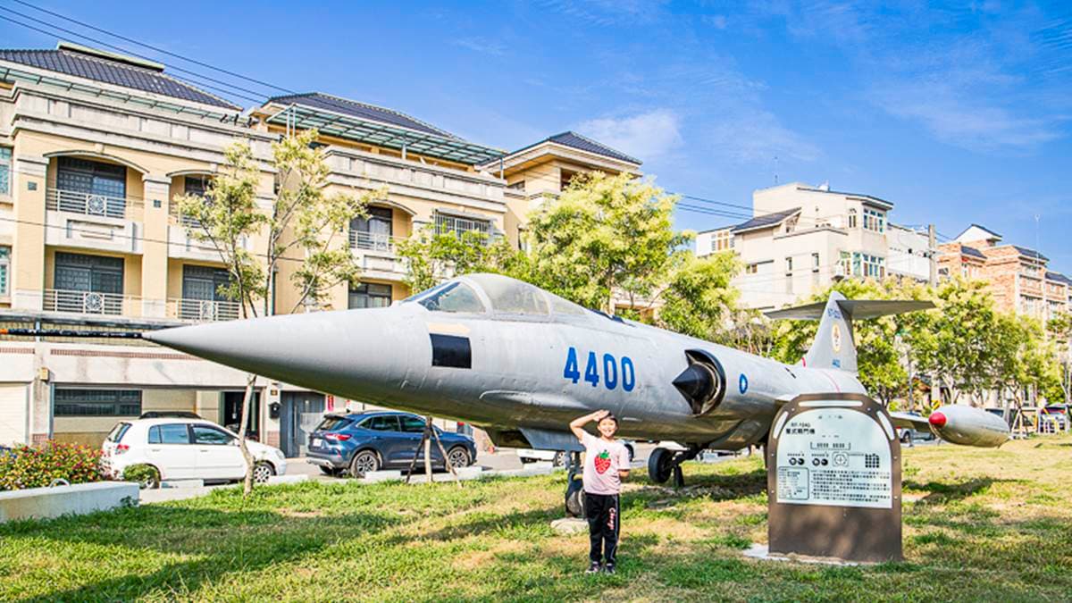 公園展示的軍機旁都有說明的牌子，可以讓小朋友藉機補充知識。（圖片來源：史努比遊樂園）