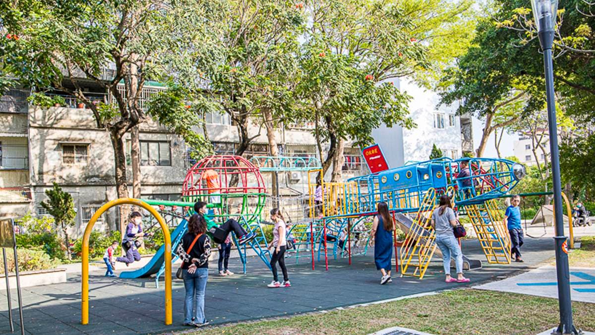 公園的遊戲場也是以飛機為主題的金屬攀爬遊具組成。（圖片來源：史努比遊樂園）