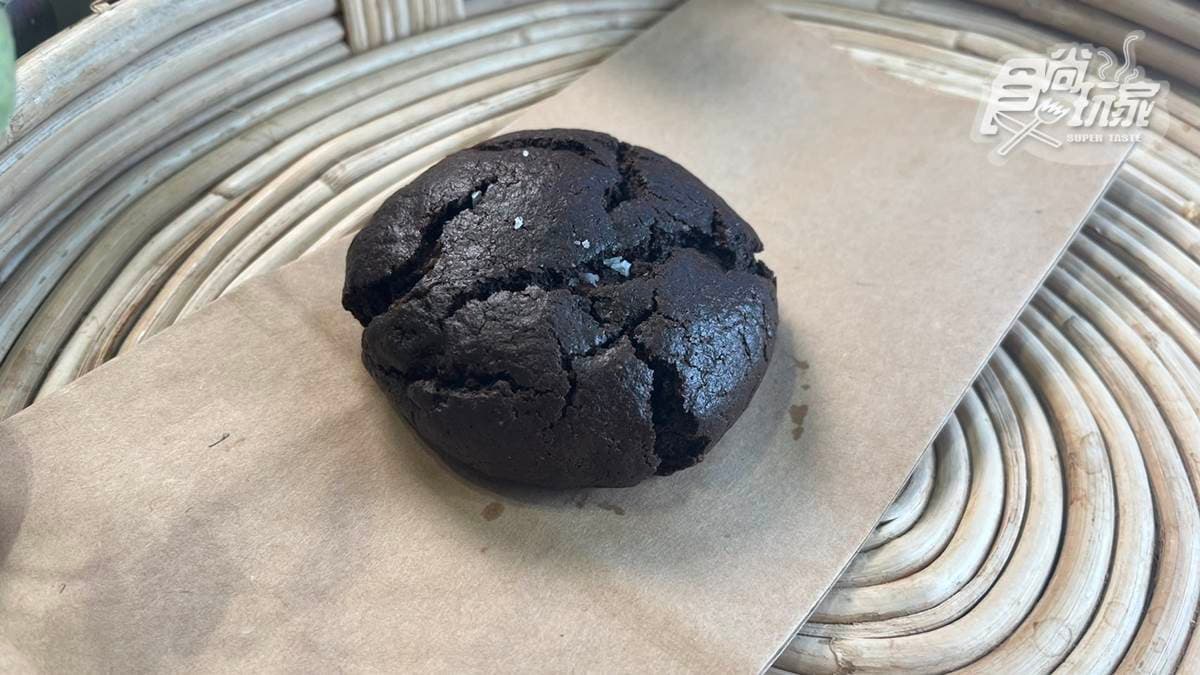 「誇張熔岩黑可可餅乾」上面撒上海鹽，一打開內餡的巧克力會爆漿。