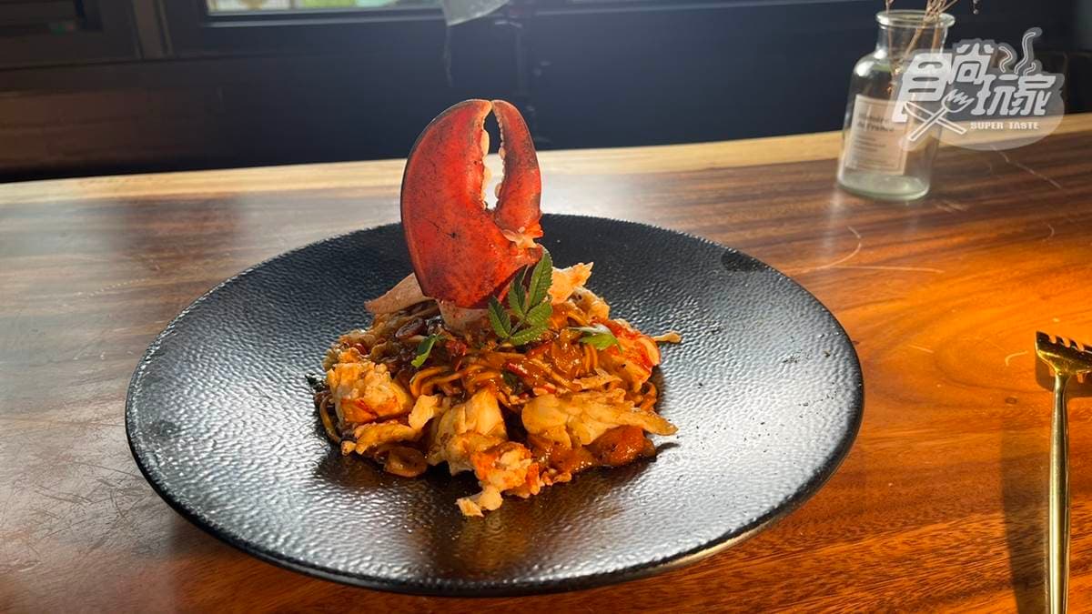 「蝦膏龍蝦雞蛋義大利麵」麵條吸飽醬汁，帶點微辣的口感很唰嘴，龍蝦吃起來也很扎實。