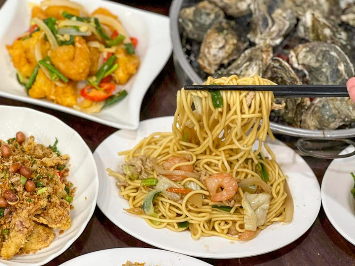 200元烤蚵無限嗑到爽!大顆肥美直逼50元銅板,再吃80元炒飯麵、平價熱炒 200元烤蚵無限嗑到爽!大顆肥美直逼50元銅板,再吃80元炒飯麵、平價熱炒