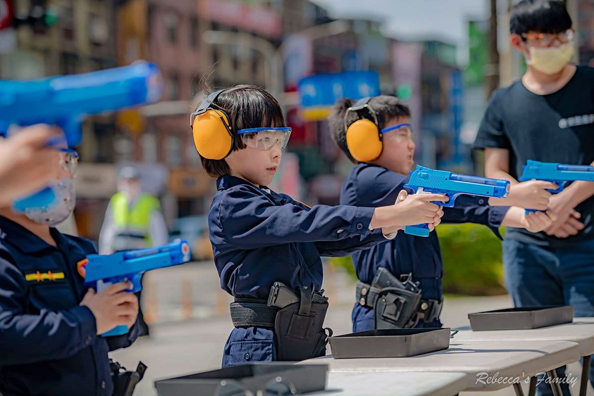 體驗１日小小警察！模擬開槍射擊、騎重機、指揮交通帥翻，職人體驗營快報名