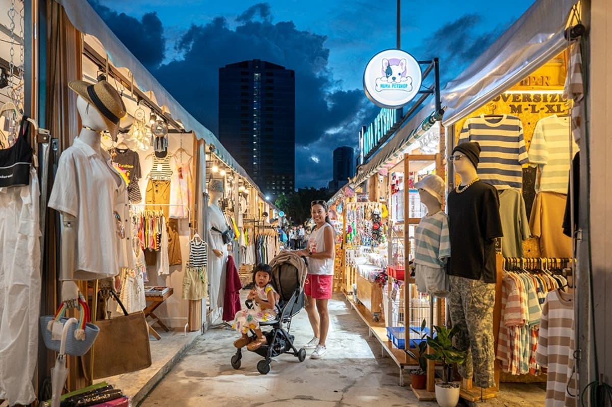 「迪士尼城堡」變身暴紅新夜市！1200攤逛到腿軟，入夜夢幻點燈超好拍