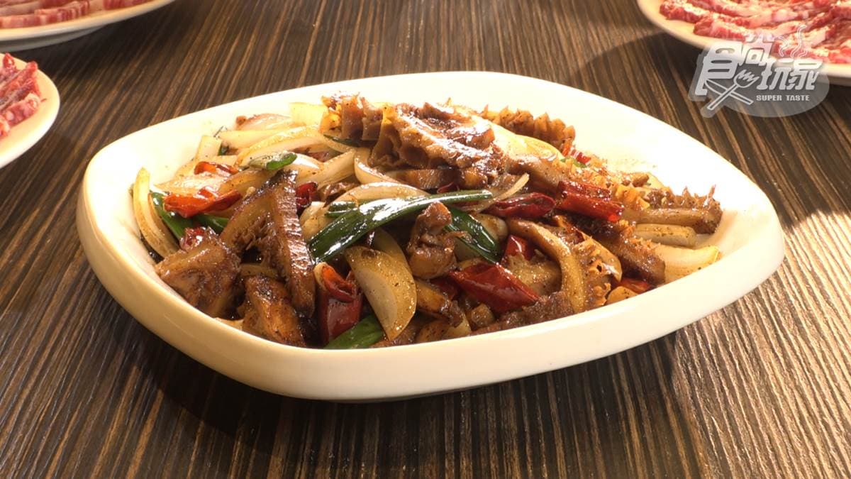 除了牛肉火鍋之外，店裡還有提供多道熱炒。