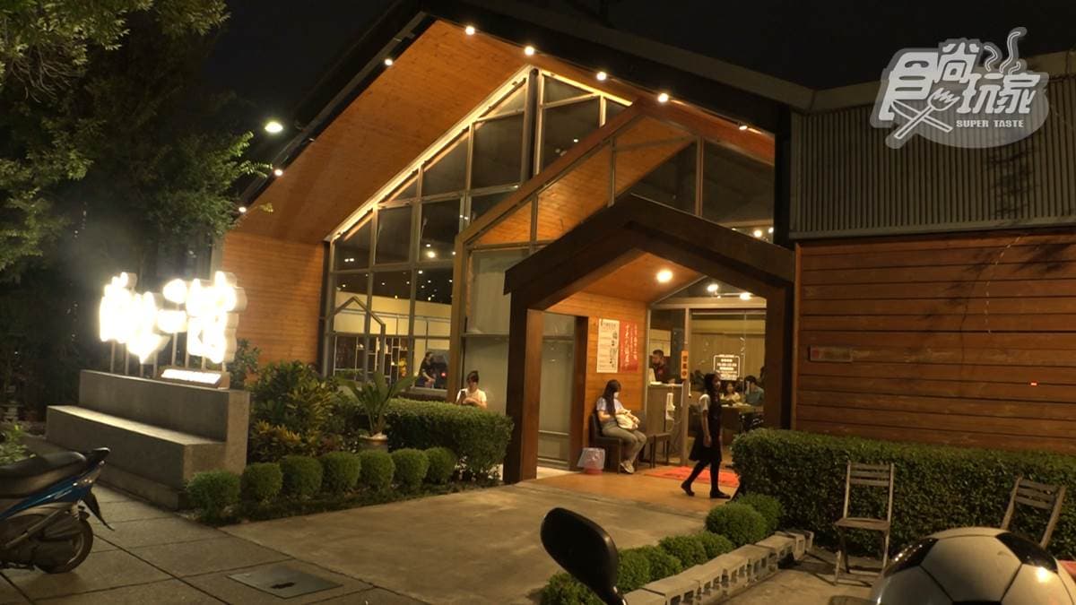 「尚牛二館」是台中高人氣的牛肉火鍋餐廳，曾榮獲米其林必比登推薦。
