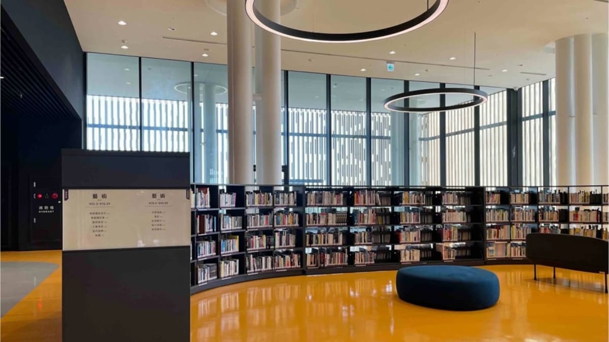 館內書籍以主題分類陳列，想要找書很方便。（圖片來源：寶寶❤️放電）