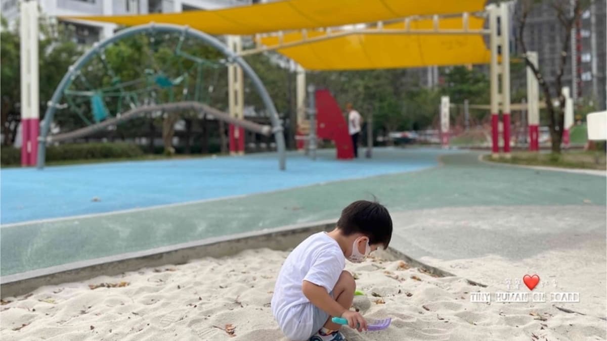 走出圖書館後門就是公園了，裡頭還有遊戲場可以放電。（圖片來源：寶寶❤️放電）