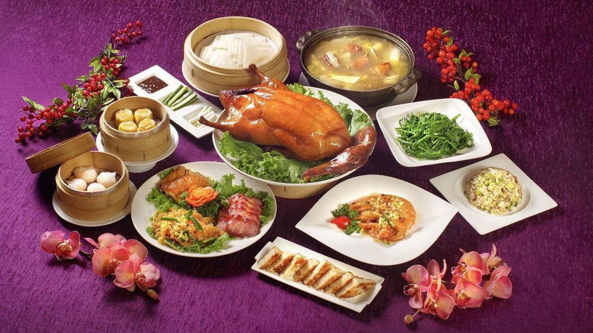 位在３樓的翠庭餐廳以道地口味的江浙菜聞名，尤其明爐烤鴨更是招牌菜。（圖片來源：台北天成大飯店）