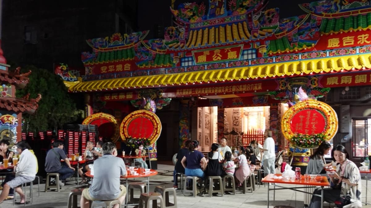 店家沒有招牌、沒有店面，就是在馬公廟前廣場擺上幾張紅色大圓桌。（圖片來源：大眼電台）