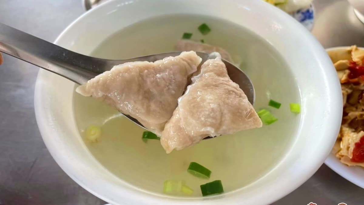 「肉餃湯」外皮是魚漿製作的，裡面也放滿了肉，口感QQ的很好吃。（圖片來源：熱血玩台南。跳躍新世界）