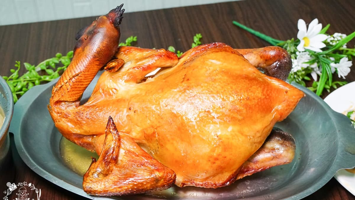 採用當天現宰的溫體雞，每一隻甕仔雞都肉質肥美、香氣迷人。（圖片來源：野田咩的美食書國）