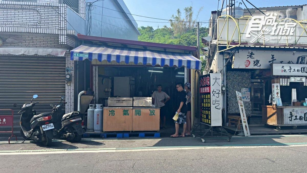 店面環境是簡樸的鐵皮屋，地點位在民生路上。
