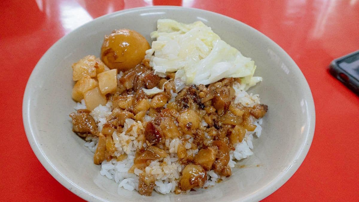 滷肉飯是甜甜鹹鹹的風味，口味算是比較重一點。（圖片來源：LizChiang栗子醬）