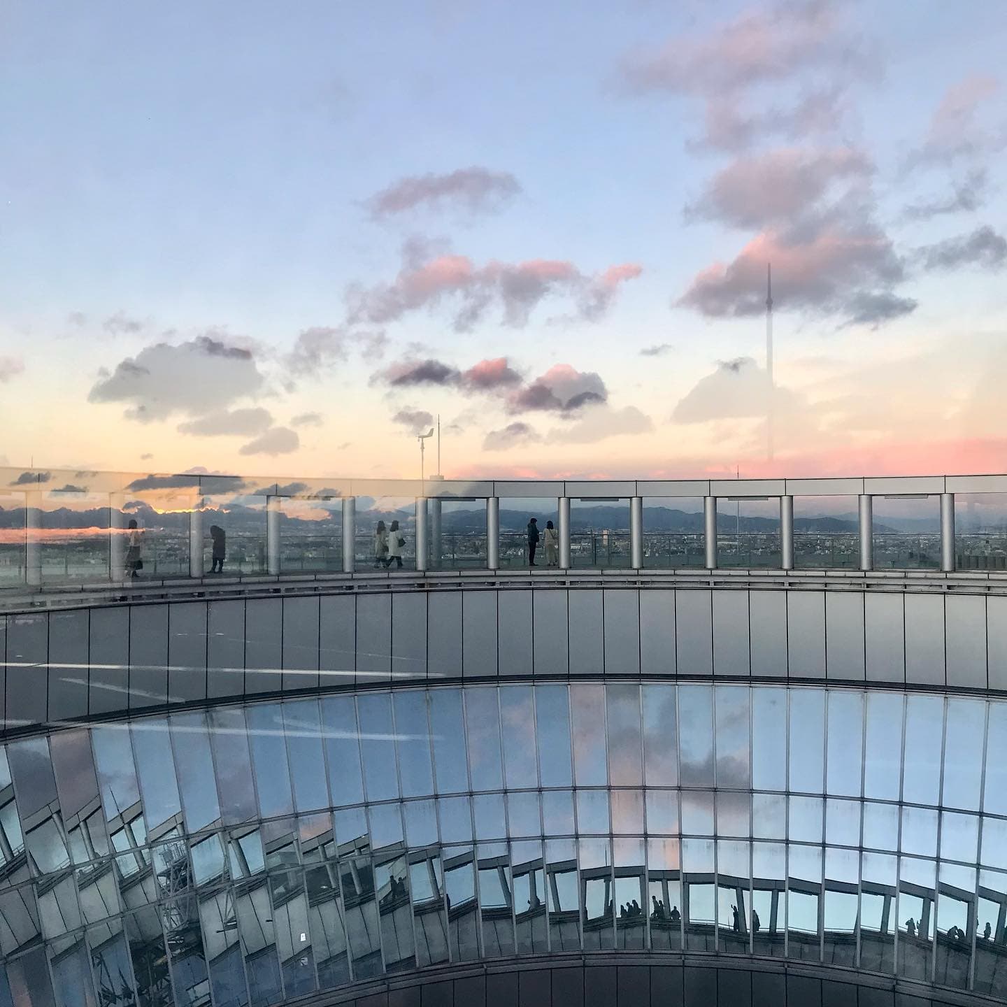 頂樓開放型展望台飽覽大阪街景。