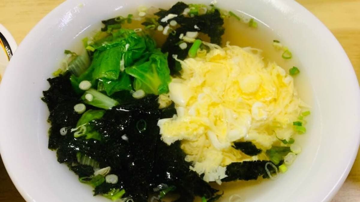 除了招牌意麵，這裡也有賣紫菜蛋花湯。（圖片來源：閃閃玩樂）