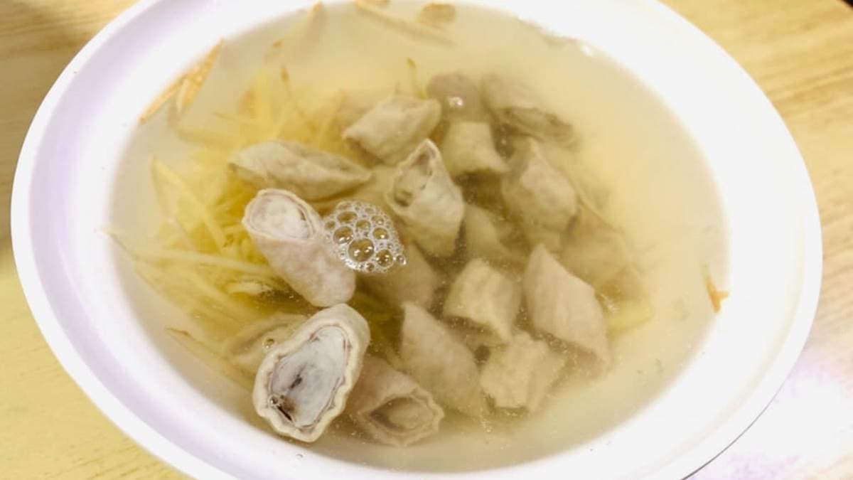 豬腸湯看似清淡，沒想到卻帶有酒香味，可以在天冷時喝上１碗，相當暖胃。（圖片來源：閃閃玩樂）