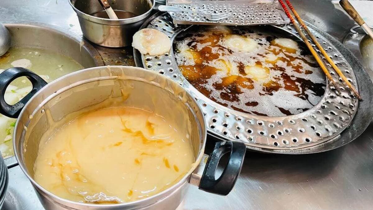 這裡的肉圓是蒸過再炸，口感偏軟嫩且不油膩。（圖片來源：閃閃玩樂）