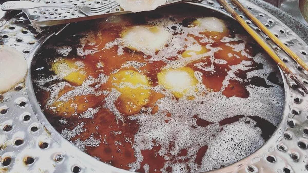 一顆顆的肉圓在油鍋裡滾動，讓人忍不住食指大動。（圖片來源：閃閃玩樂）