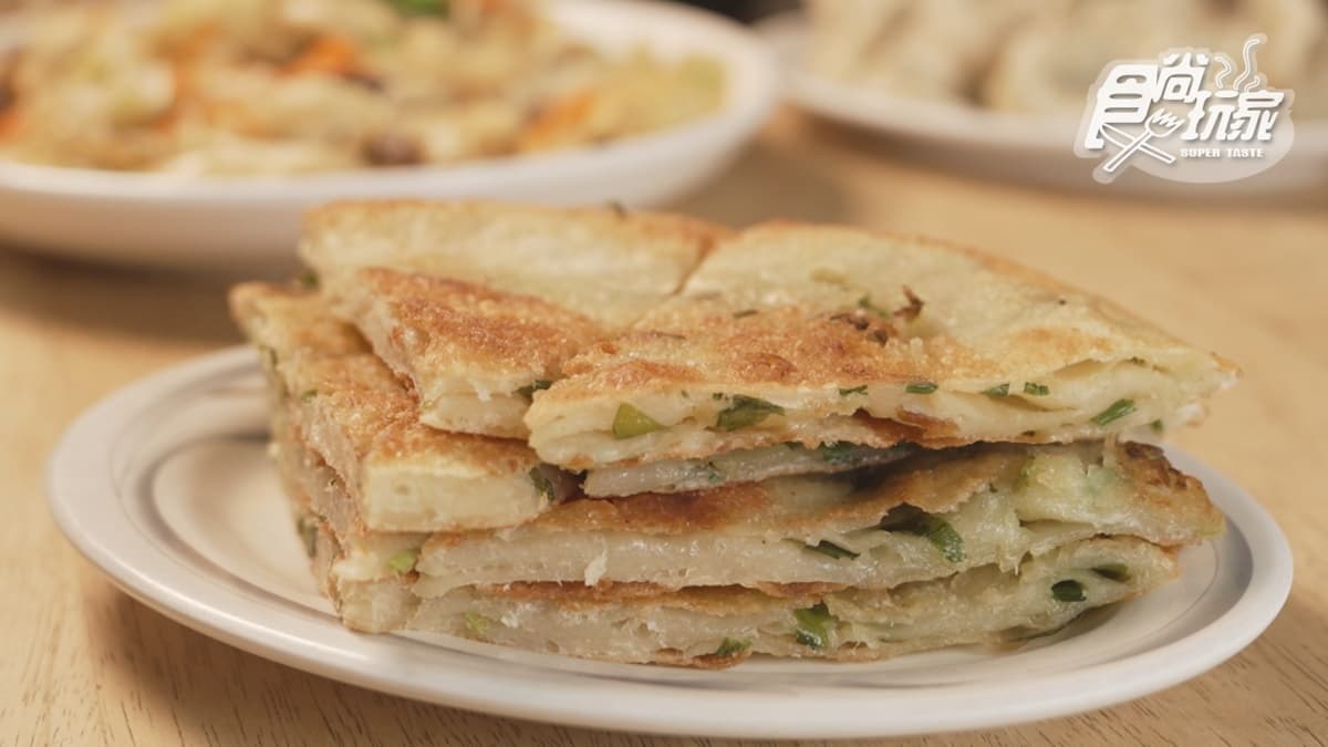 手工製作的「蔥油餅」，口感酥脆又帶有麵團香氣。