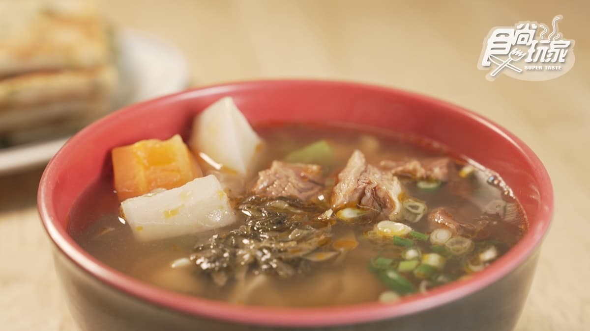 「牛肉麵」加了滿滿的酸菜，湯頭還帶有蔬果的清爽。