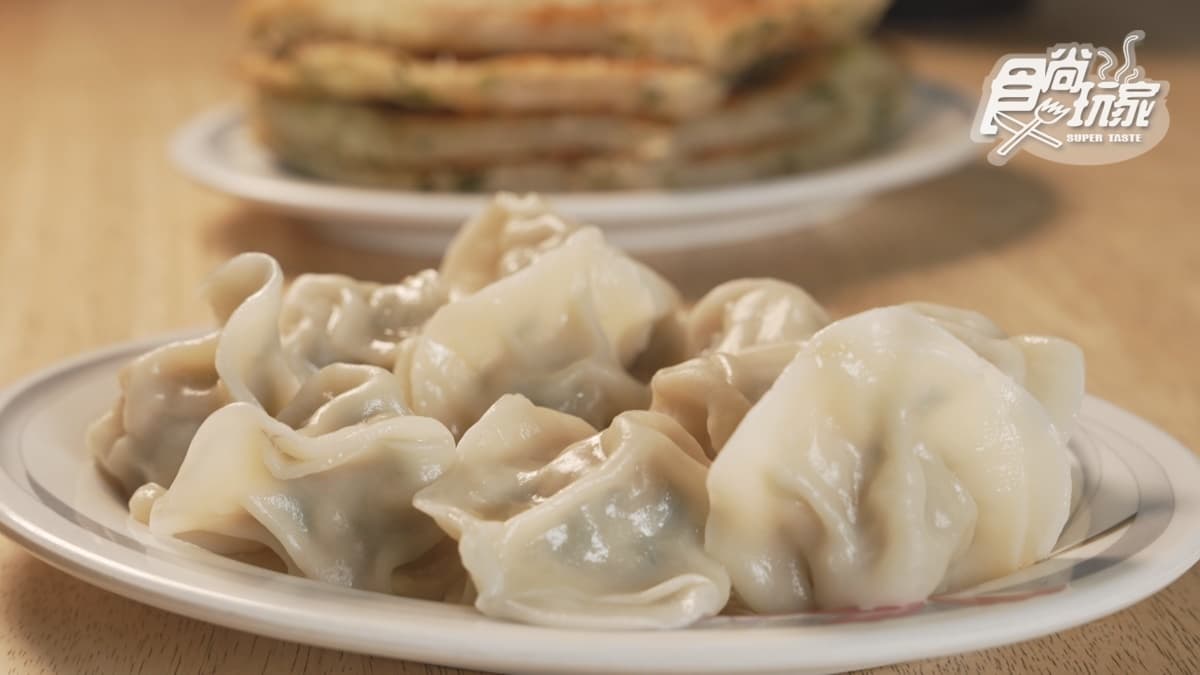水餃內餡的韭菜＋肉香很夠味，不用沾醬就很好吃。