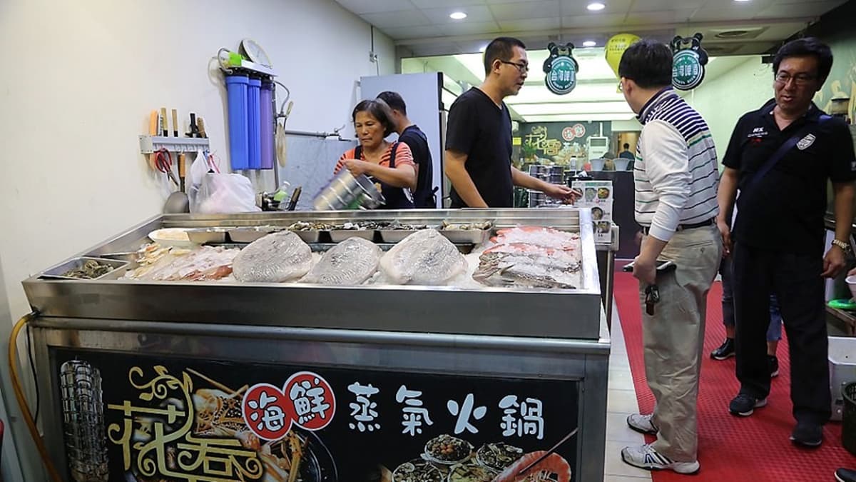 一進門就可以看到餐台上擺滿海鮮，魚、蝦、蟹、蚵、貝類或是花枝通通都有。（圖片來源：台南好FOOD遊）