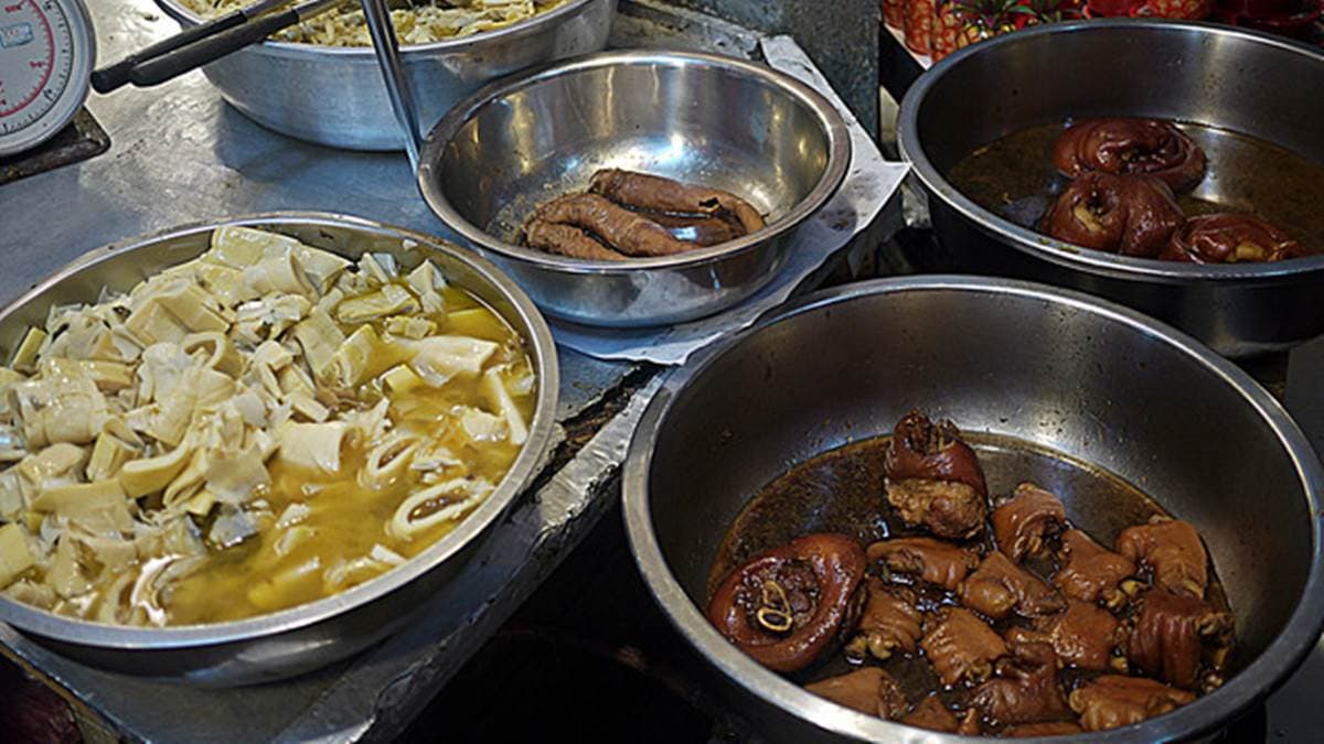 除了賣油飯外，這裡也有賣一些便當菜，例如豬腳、筍子等。（圖片來源：小虎食夢網）