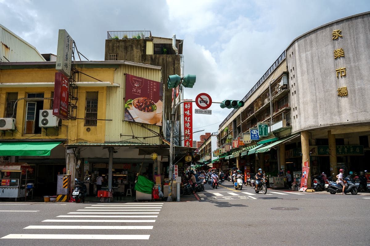 台南文化局長認證！國華街飄香60年「最頂肉燥飯」，香甜平衡不膩口好滿足