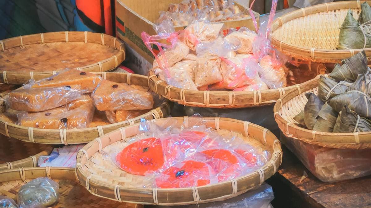 這裡除了有米製的粿類商品外，還有粽子、蘿蔔糕等古早味的點心。（圖片來源：小咪ma．吃喝玩樂趣	）