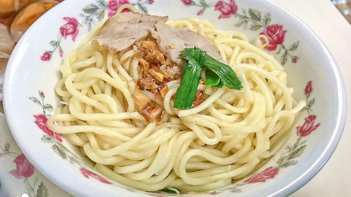 乾麵帶有Ｑ彈嚼勁，加上獨家油蔥酥和醬油就是爽口唰嘴。（圖片來源：跟著尼力吃喝玩樂）