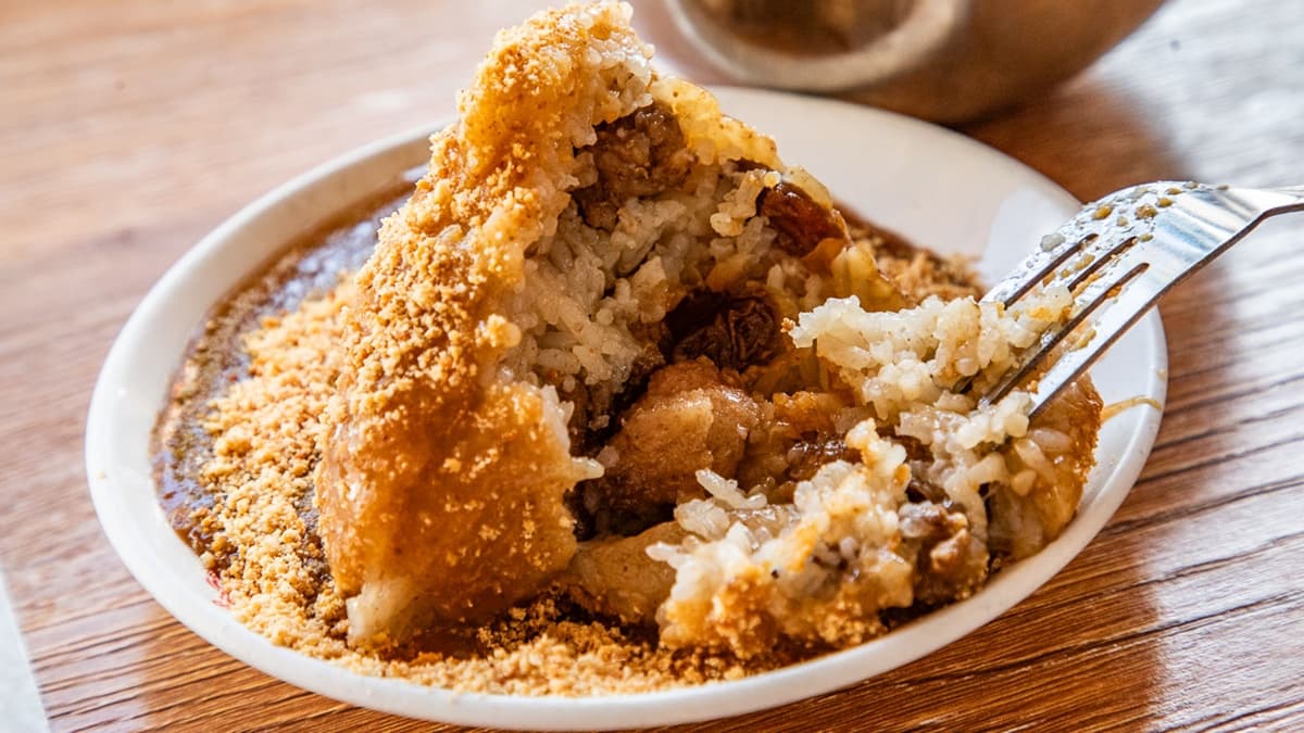 肉粽搭配肥美的肉塊、鹹鴨蛋和花生粉，整體風味更是增色不少。（圖片來源：大手牽小手。玩樂趣）