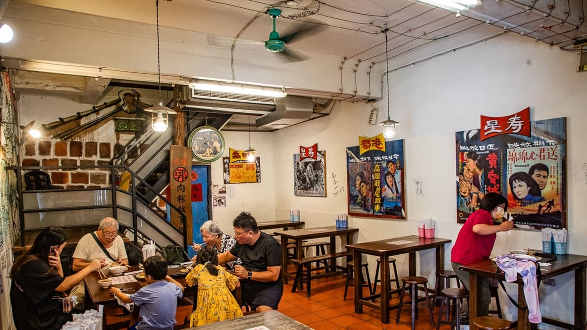 用餐環境分為室內跟室外，室內比較涼，室外則是在騎樓用餐。（圖片來源：大手牽小手。玩樂趣）