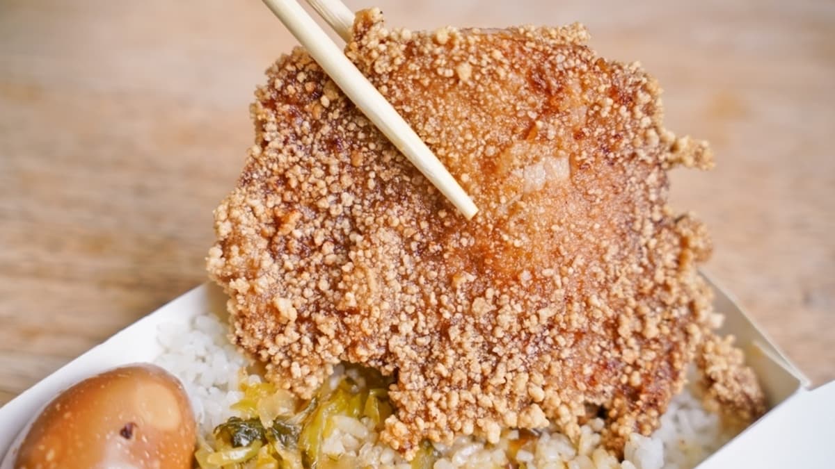 排骨薄脆的麵衣又香又酥，肉質也非常厚實。（圖片來源：高雄美食地圖）