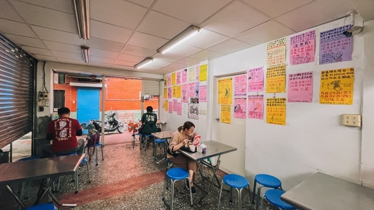 來這邊的客人都以外帶為主，所以內用很少會看到人，但座位數一樣準備很多。（圖片來源：高雄美食地圖）
