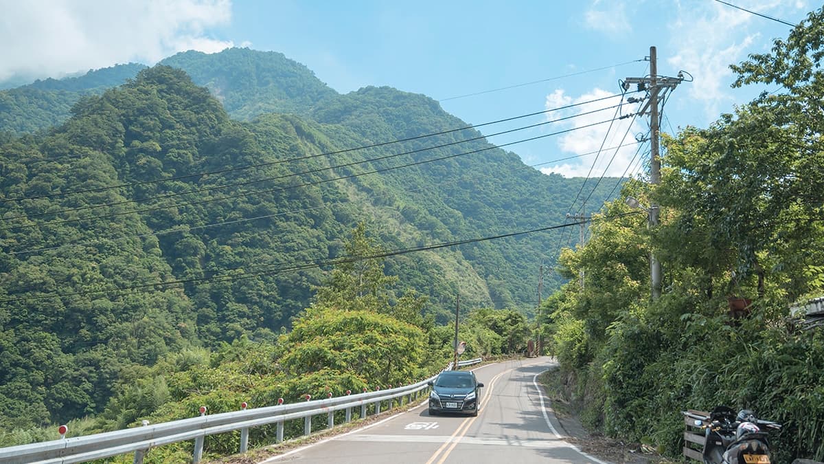 前往這裡的車程比較遙遠，從新竹內灣開車進去約莫還要１小時的山路。（圖片來源：焦糖熱一點）