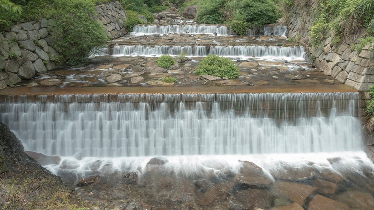 瀑布擁有磅礡豐沛的水量，如同萬馬奔騰般，氣勢非常壯觀。（圖片來源：焦糖熱一點）